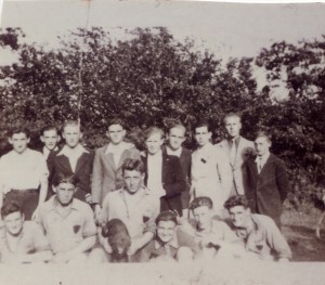 Rostrenen. Tournoi de sixte. Au centre, Albert Torquéau ; à sa droite, mon père ; derrière mon père, mon oncle. 